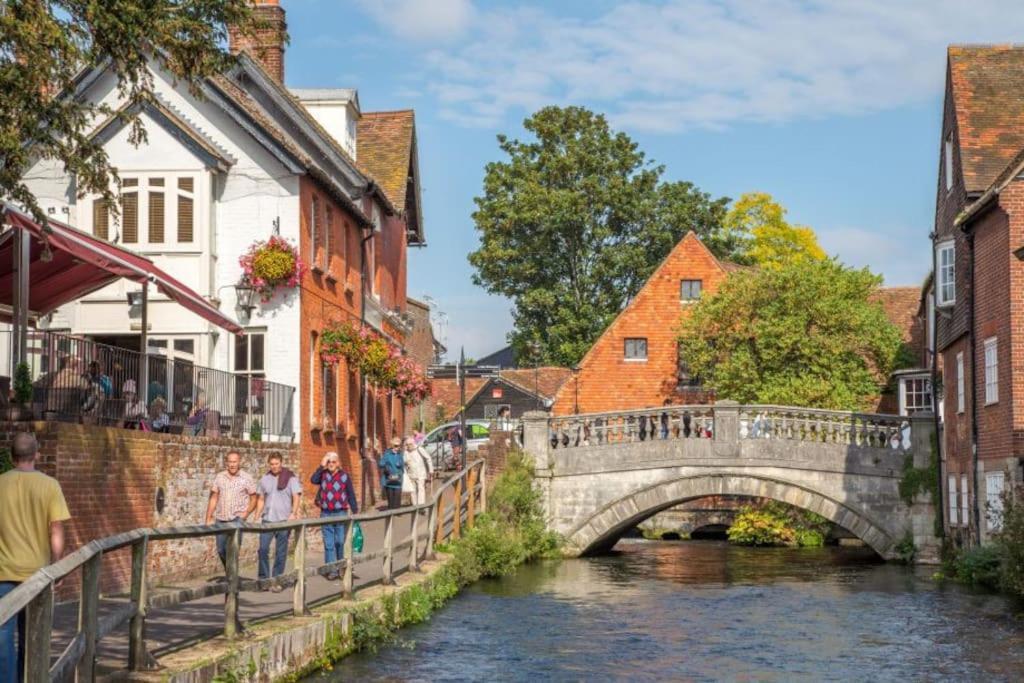 City Centre Riverside Apartment Winchester Bagian luar foto