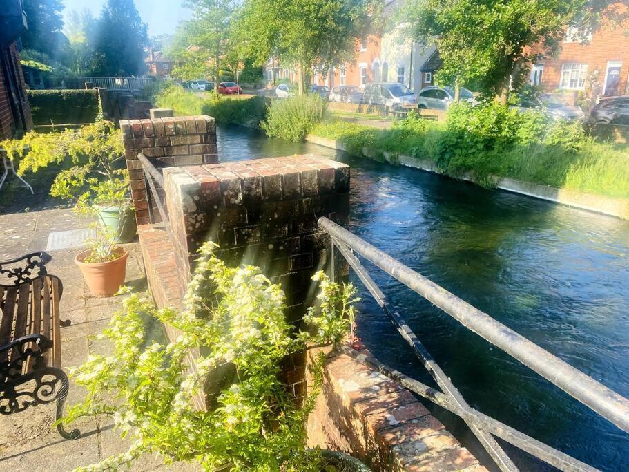 City Centre Riverside Apartment Winchester Bagian luar foto
