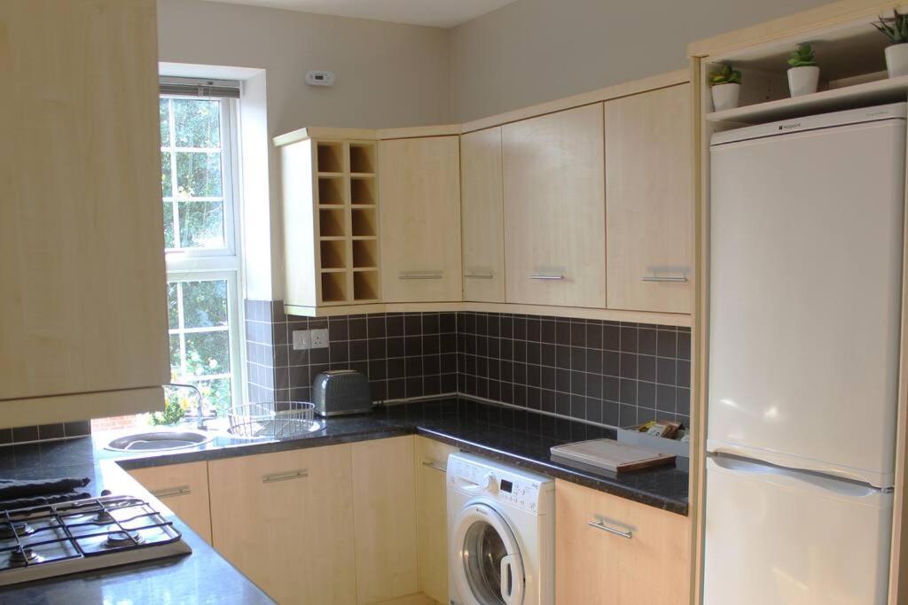 City Centre Riverside Apartment Winchester Bagian luar foto