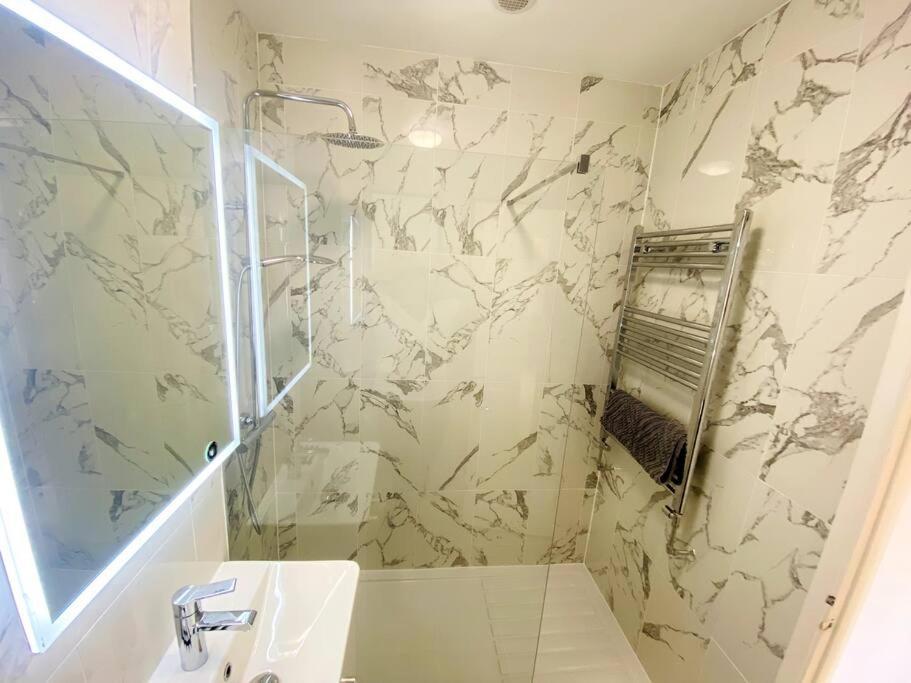 City Centre Riverside Apartment Winchester Bagian luar foto