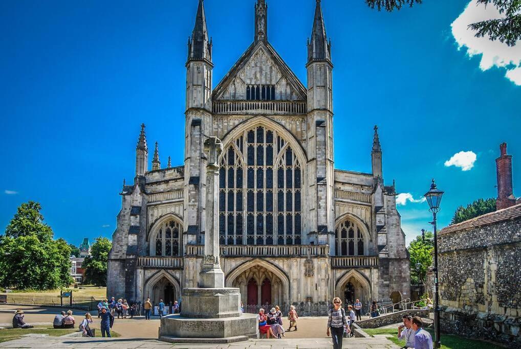 City Centre Riverside Apartment Winchester Bagian luar foto